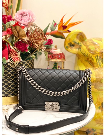 (LIKE NEW) CHANEL BOY MEDIUM SIZE BLACK QUILTED LAMBSKIN LEATHER FLAP CHAIN BAG - FULL SET-