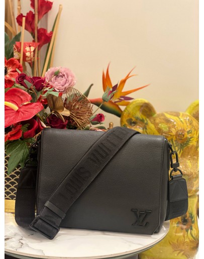 (LIKE NEW) LOUIS VUITTON TAKEOFF MESSENGER BAG 