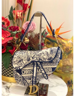 (LIKE NEW) CHRISTIAN DIOR SADDLE SHOULDER BAG IN BLUE TOILE DE JOUY EMBROIDERY -FULL SET- (LIKE NEW) CHRISTIAN DIOR SADDLE SHOULDER BAG IN BLUE TOILE DE JOUY EMBROIDERY -FULL SET-