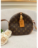 LOUIS VUITTON MONOGRAM BOITE CHAPEAU SOUPLE CROSSBODY BAG IN BROWN MONOGRAM CANVAS.