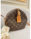 LOUIS VUITTON MONOGRAM BOITE CHAPEAU SOUPLE CROSSBODY BAG IN BROWN MONOGRAM CANVAS.