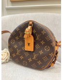 LOUIS VUITTON MONOGRAM BOITE CHAPEAU SOUPLE CROSSBODY BAG IN BROWN MONOGRAM CANVAS.