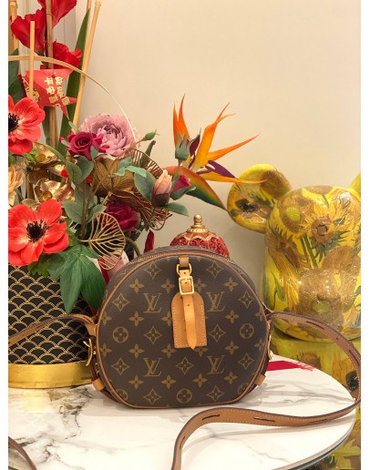 LOUIS VUITTON BOITE CHAPEAU SOUPLE MM BAG IN BROWN MONOGRAM CANVAS & AGED NATURAL COWHIDE LEATHER