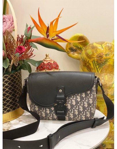 (LIKE NEW) CHRISTIAN DIOR SMALL SADDLE FLAP MESSENGER BAG IN BEIGE AND BLACK DIOR OBLIQUE JACQUARD WITH BLACK GRAINED CALFSKIN LEATHER -FULL SET-