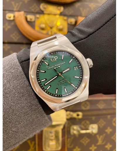 (UNUSED) 2023 GIRARD-PERREGAUX LAUREATO REF 81010-11-3153 GREEN DIAL 42MM AUTOMATIC WATCH -FULL SET-