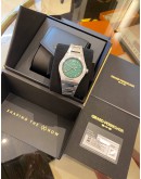 (UNUSED) 2023 GIRARD-PERREGAUX LAUREATO REF 81010-11-3153 GREEN DIAL 42MM AUTOMATIC WATCH -FULL SET-