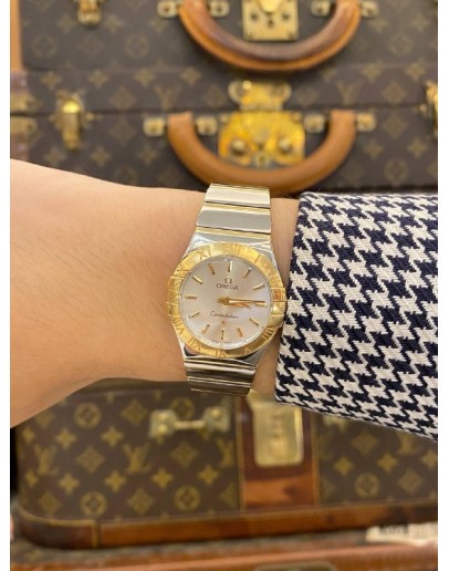 (LIKE NEW) 2022 OMEGA CONSTELLATION LADY TWO TONE 18K 750 YELLOW GOLD REF 123.20.27.60.02.004 SILVER DIAL 27MM QUARTZ WATCH -FULL SET-