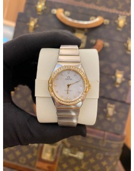 (LIKE NEW) 2022 OMEGA CONSTELLATION LADY TWO TONE 18K 750 YELLOW GOLD DIAMOND REF 131.25.28.60.55.002 MOTHER OF PEARL DIAMOND DIAL 28MM QUARTZ -FULL SET-