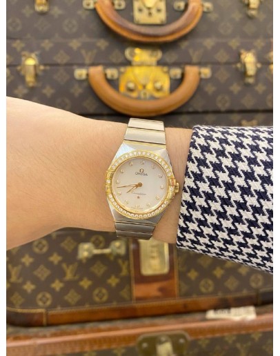 (LIKE NEW) 2022 OMEGA CONSTELLATION LADY TWO TONE 18K 750 YELLOW GOLD DIAMOND REF 131.25.28.60.55.002 MOTHER OF PEARL DIAMOND DIAL 28MM QUARTZ -FULL SET-