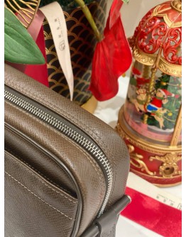 LOUIS VUITTON KALUGA CLUTCH IN DARK BROWN TAIGA LEATHER