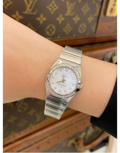 (LIKE NEW) 2020 OMEGA CONSTELLATION REF 123.15.27.60.55.002 WHITE DIAMOND MOTHER OF PEARL DIAL DIAMOND BEZEL 27MM QUARTZ WATCH FULL SET
